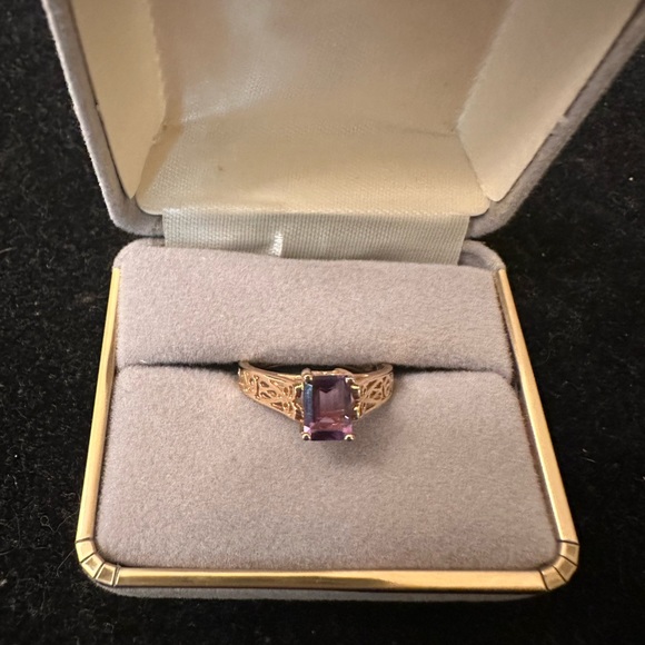 10 k gold and amethyst ring - Picture 2 of 11